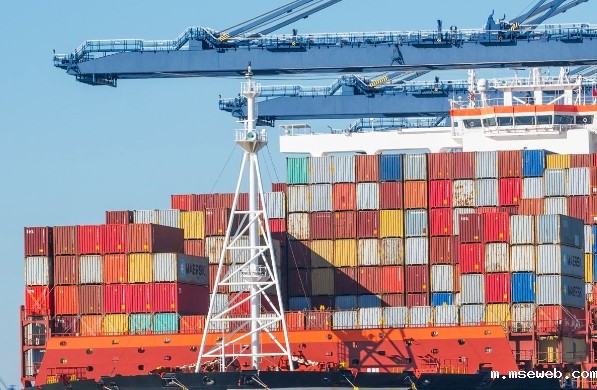 集装箱运输以其独特的优势，成为了物流行业的重要支柱